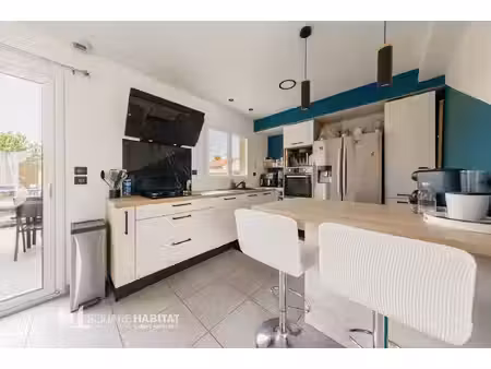 maison saint bonnet pres riom - secteur calme - garage et jardin -