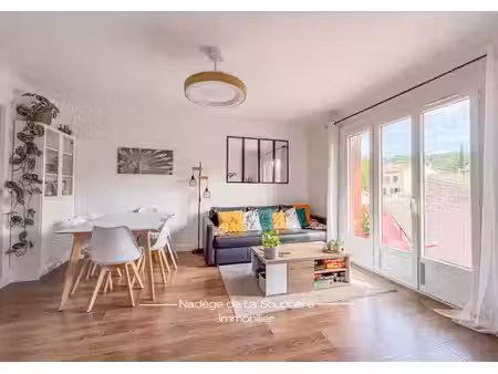 fuveau cœur de village – t4 traversant rénové de 69 m²  3 chambres  extérieurs  parking et