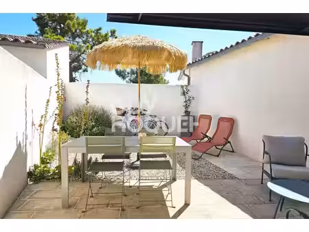 la flotte  maison rénovée avec cour plein sud