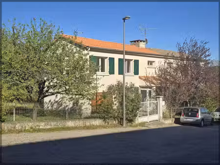 à vernoux-en-vivarais  maison 93 m² avec jardin  3 chambres et vue sur le lac