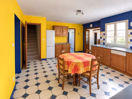 a vendre- spacieuse maiosn familiale a genneteil
