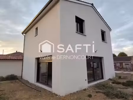 maison neuve dans un quartier calme