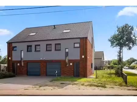 maison unifamiliale moderne avec grand garage et jardin
