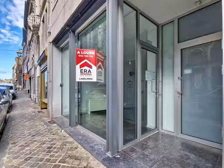 huy centre – local commercial ± 96 m² avec espace extérieur