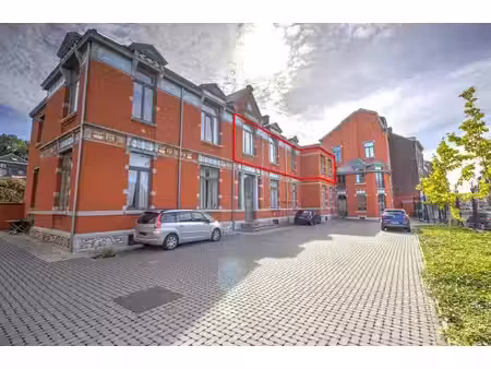 spacieux appartement 2ch avec parking. etat impeccable!