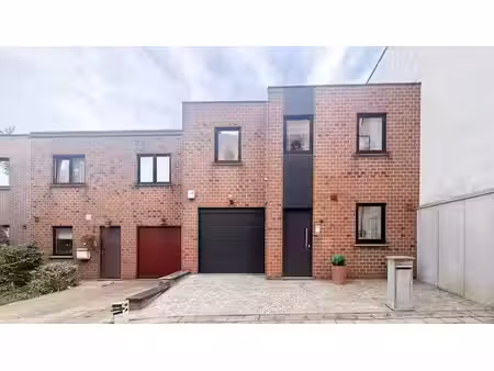spacieuse maison avec 4 chambres  bureau  jardin et garage p
