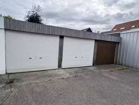 garage fermé dans un quartier résidentiel à waregem