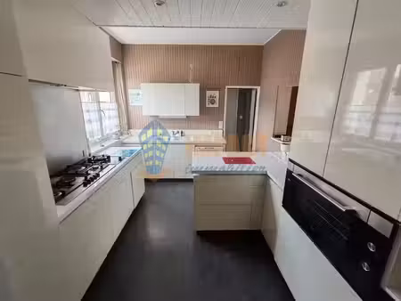 maison en centre ville aux beaux volumes  en parfait état  3 chambres  salle de bain et sa