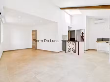 maison en pierres dorées