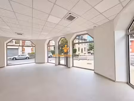 local commercial lumineux au centre de tarbes