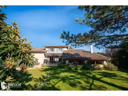 propriété 243m² avec nombreuses dépendances  piscine et grand terrain