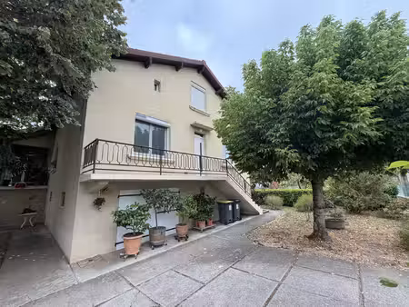 maison sur 3 niveaux beaux volumes  terrain et dépendances