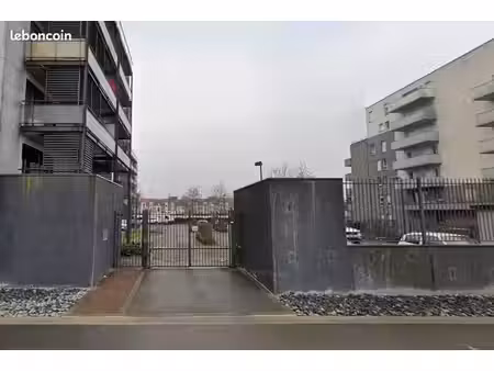 place de parking sécurisée en surface