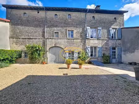 belle propriété de caractère du xviième siècle