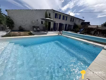 charentaise en pierre rénovée avec piscine dans un hameau ca