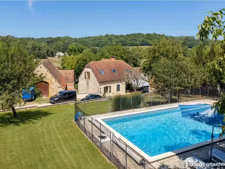 exclusivite secteur gourdon - enclos en pierre comprenant maison  dépendances et piscine s