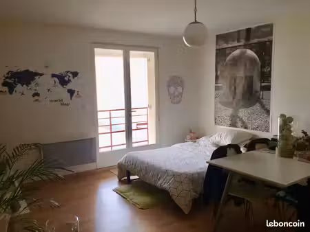 studio avec balcon  ascenseur et copropriété entretenue