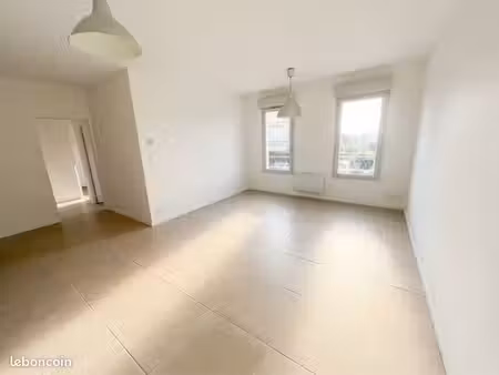 appartement t3 rénové - libre d'occupation - 2 parkings - saintes