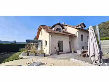 pavillon 8 pièces 220 m²