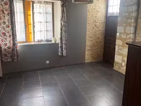 charmant 2-3 pièces meublé de 55 m² avec cour/terrasse privée & cachet de l'ancien