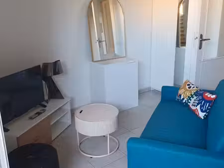 faux f2 / grand studio meublé refait à neuf