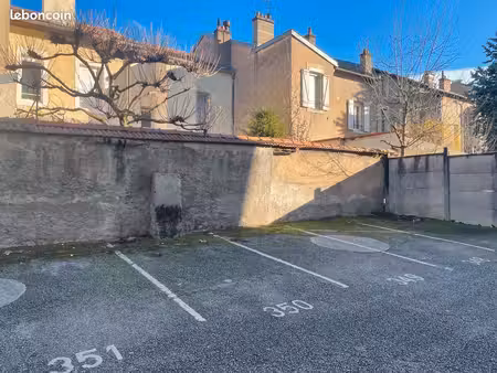 place de parking à louer / quartier blandan / 39 euros