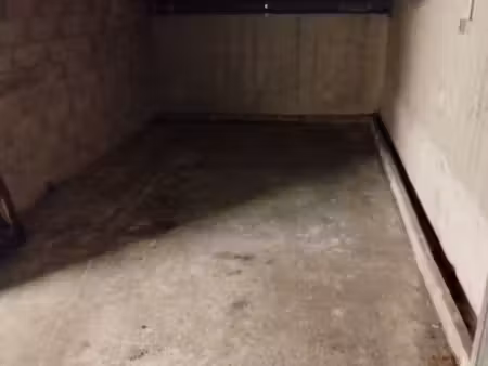 grand garage sous terrain