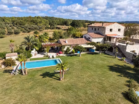 entre uzès et nîmes – mas de caractère 360 m²  piscine  1 7 ha et vignes maison à vendre 9