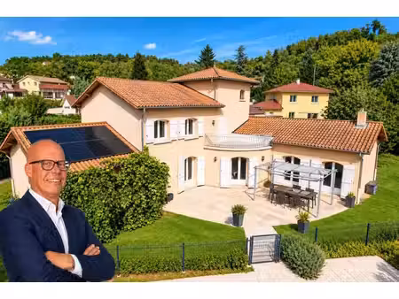 maison de 200m² sur 1500m² de terrain avec piscine chauffée dans quartier résidentiel
