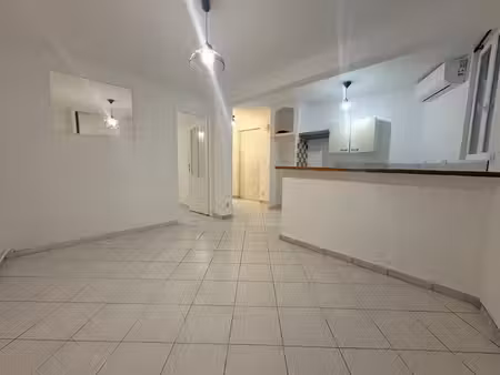 t2 rénové en rez-de-chaussée à marsillargues