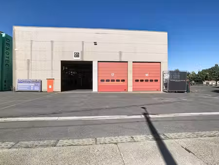 bâtiment commercial d'environ 7 200 m² avec différents porta
