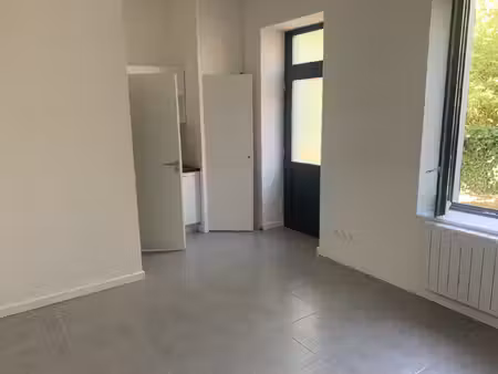 t1 19.36 m² + cour privative + place de stationnement ecully