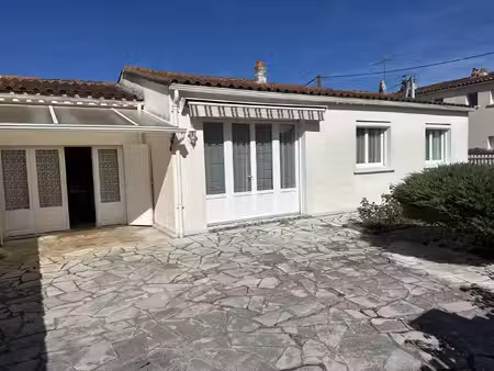 exclusivite jarnac  maison de plain-pied  2 chambres et jard