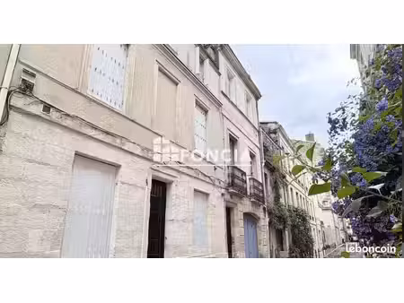 bordeaux centre – t2 traversant au dernier étage avec cave