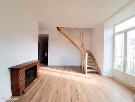 duplex rénové 3 chambres - parking - tram e