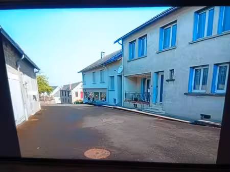 grande maison avec petit terrain