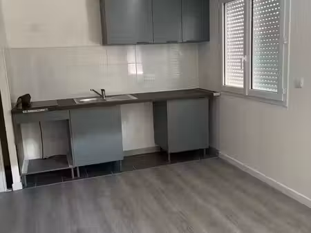 studio de 20m avec meuble de cuisine salle de bains séparé   baignoire et sèche serviette 