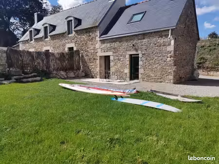 maisonnette charmante au milieu des chevaux