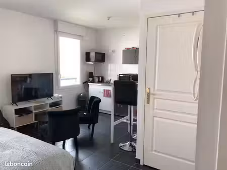 location studio meublé