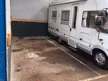 place de parking dans hangar sécurisé - idéal camping-car / caravane