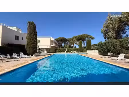 saint-tropez  2 pièces (40m²) parking résidence piscine  50 m de la plage