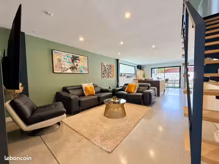 loft/atelier/surface 4 pièces 115 m²