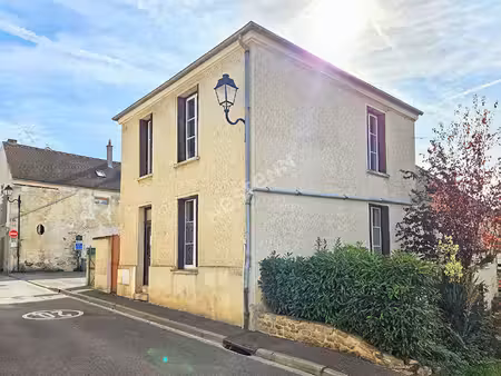 maison avec cour - 3 pièces 73.70 m2 - centre ville de marines