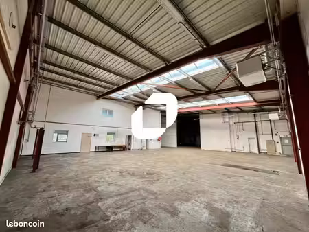 local d'activité 880 m²