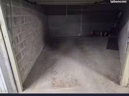 garage de 19 9m2 côté championnet