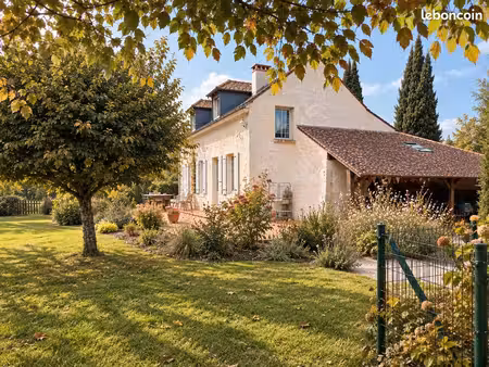 maison en pierre de caractère 128 m² – plus de 2 hectares – piscine 12 x 6 m – étang – gar