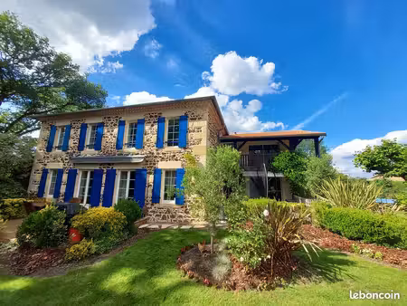 magnifique maison de maître en pierre rénovée avec 3 chambres d’hôtes  2 gîtes et une pisc