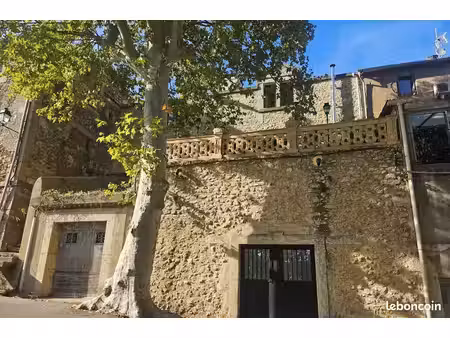 demeure du 16 ème siècle issue d'un ancien château renaissance  avec une superbe terrasse 