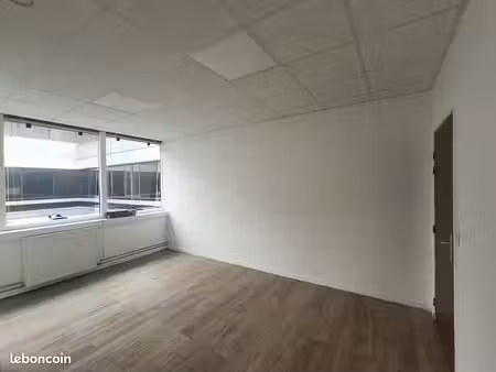 bureau 34 m² à louer – cergy préfecture – parking – proche gare