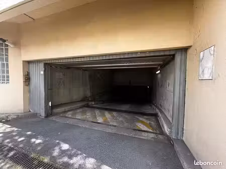 parking/box 1 pièce 12 m²